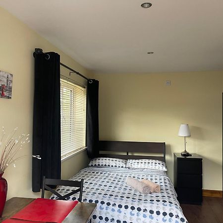 Studio-1-Staines/Heathrow/London-Own Entrance Екстер'єр фото