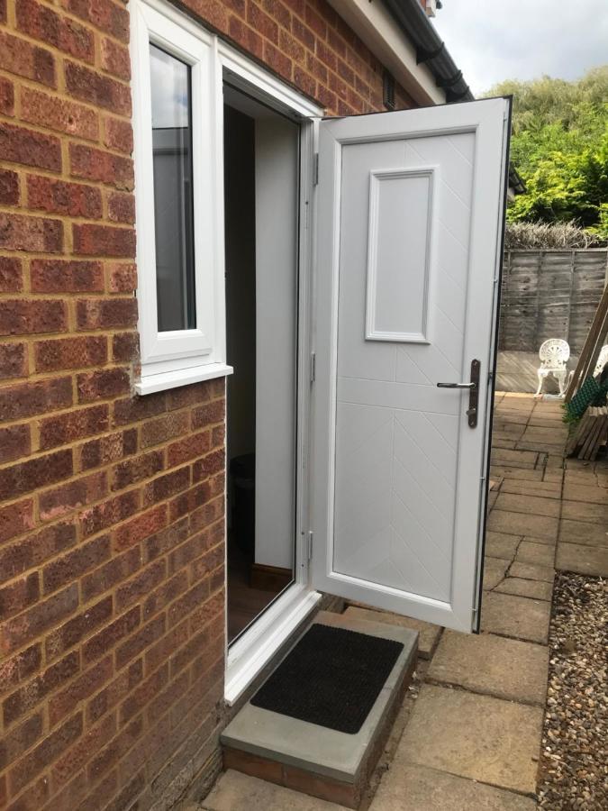 Studio-1-Staines/Heathrow/London-Own Entrance Екстер'єр фото
