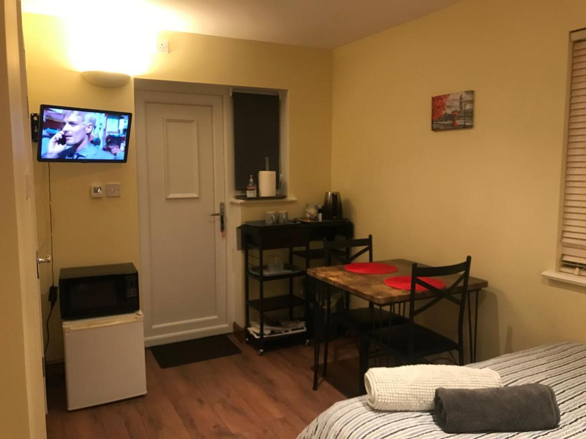 Studio-1-Staines/Heathrow/London-Own Entrance Екстер'єр фото