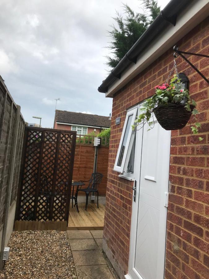 Studio-1-Staines/Heathrow/London-Own Entrance Екстер'єр фото