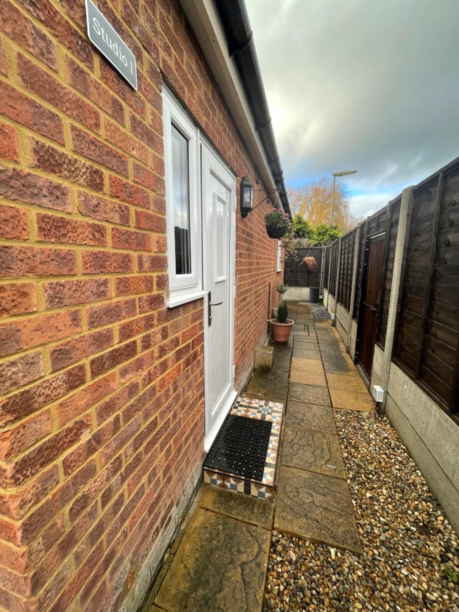Studio-1-Staines/Heathrow/London-Own Entrance Екстер'єр фото
